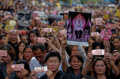 Les Thaïlandais à genoux au passage du convoi funéraire de leur roi - ảnh 1